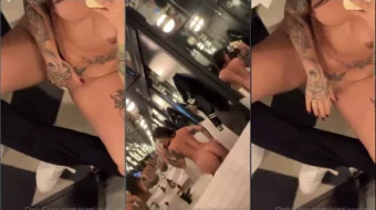 Cintia Cossio se encuentra en el baño filmando mientras se complace