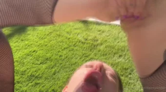 Delicada Wilder, Valerica Steele están en una película porno sobre chorros.