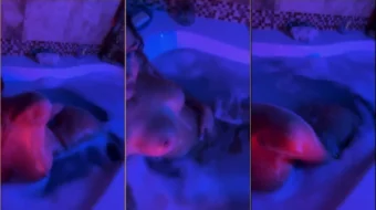 Rachel Cook desnuda en la bañera.
