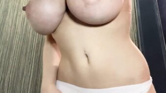 Tessa Fowler bailando en un vídeo filtrado de OnlyFans, mostrando su cuerpo con ropa interior y una sugerente pose