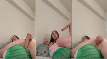 Femenina disfruta haciendo uso de un consolador agraciado en estimulación íntima