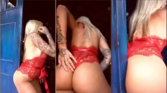 Grecia Gonzalez excitada tocando su busto