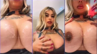 La influencer Mona fashion divirtiéndose con sus llamativos accesorios