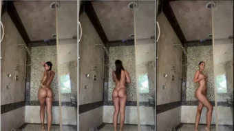 Mikaela Fuente siendo fotografiada durante su sesión de ducha