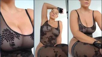 Missmiafit, una usuaria desnuda de Onlyfans, realiza una mamada en estas fotos porno.