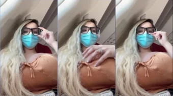 Adriana Alencar, la rubia de grandes tetas, montando un pequeño espectáculo dentro del avión