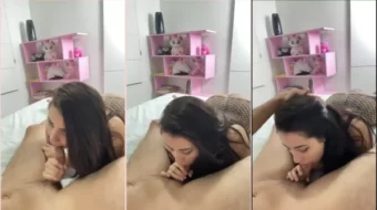 Alexia Loren está haciendo una mamada y mirando al chico a los ojos con una expresión sensual