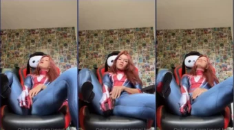 Angélica vestida con un disfraz de mujer araña exhibiendo su gato