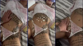 Anny Alves, conocida por OnlyFans, se divierte con su pareja mientras juega con un juguete en privado, con las bragas a un lado