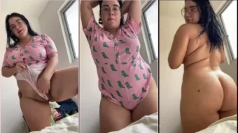 BabySamixxx quitándose el pijama de forma provocativa