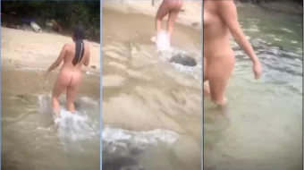 Chica de 18 años desnuda mostrando su coño en público en la playa