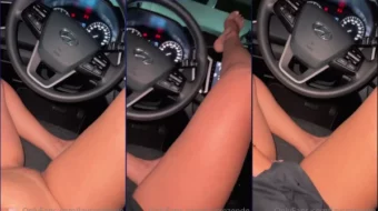 Contenido exclusivo de la jovencita del OnlyFans luciendo con las piernas abiertas en el auto