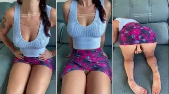 Elizabeth Borges mostrando su suave coño y penetrando su coño con un juguete a cuatro patas