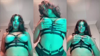 Emily Black luce su encanto con atractivos pechos y pezones perforados