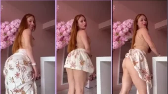 Emme White se quita la prenda y revela su zona íntima húmeda