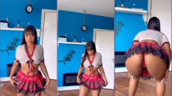 En este vídeo, Indiiazinha, una joven modelo de OnlyFans, muestra su coño de forma explícita y provocativa