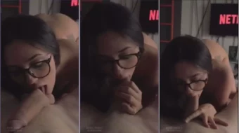 Gabriela Sanches dándole sexo oral a un hombre bien dotado