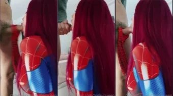 Hailey Queen disfrazada de Spider-Woman, practicando sexo oral y bebiéndose toda la leche