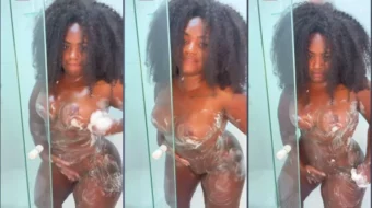 Ioná Galvão, celebridad de OnlyFans, duchándose y refrescándose en la ducha