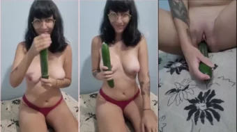 Joven friki divirtiéndose con un gran pepino en su coño empapado