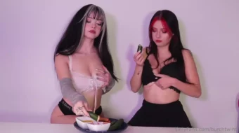 Julia Burch en un vídeo provocativo mostrando desnudez y realizando insinuaciones sensuales