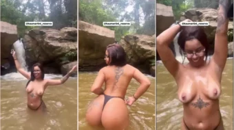 Kau Martini fue captada sin bikini relajándose bajo la cascada