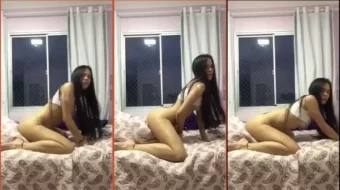 Lara_97 quiere tener un momento de intimidad, por eso se divierte a solas con su almohada para sentir placer