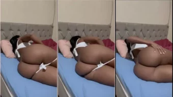 Marinara Melo tumbada de lado en la cama, quitándose las bragas