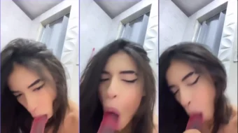 Micaela Ferreira hace oral con un juguete de goma