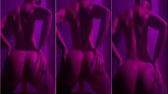Nady Peixoto se divierte sentada en un juguete con una sonrisa en el rostro