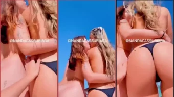 Nanda Cassuriaga fue captada dándole un beso a su amiga mientras estaban desnudas en una lancha rápida