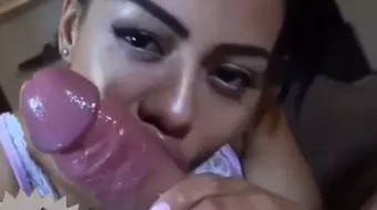 Oral muy intenso de una mujer experimentada en el tema