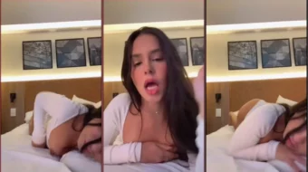 Poliana Arapiraca dándole un buen apretón a sus tetas naturales