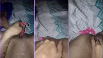 Travieso divirtiéndose con un enchufe en el coño empapado