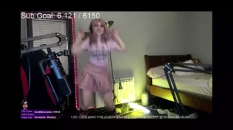 Una streamer de Twitch llamada JustaMinx tiene fotos y videos de ella que son sexys.