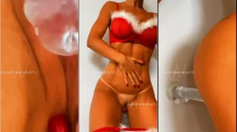 Vanessinha Vailatti, una de las famosas de OnlyFans, anda sin bragas y juega con un juguete en el trasero