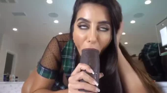 Vídeo filtrado de Lena the Plug con consolador BBC realizando una mamada en OnlyFans