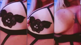 Vivi Fernandes mostrando sus pezones rosados ​​y sus pechos naturales de forma muy sensual
