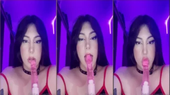 Zhorya practicando sexo oral con un consolador