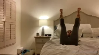 Cambiar ropa en vídeo, Christina Khalil aparece sin ropa
