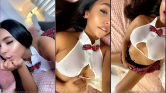 Camila Gómez, la famosa colegiala de OnlyFans, fue captada en picante video donde aparece sin bragas, en falda, tocándose el coño