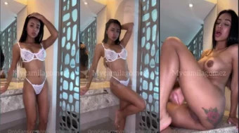 Camila Gomez, la preciosa morena, se baja los pantalones cortos y se divierte con una sonrisa muy traviesa en la cara