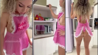 Dani Motta, la criada, con delantal y sin bragas, enseñando el culo y el coño
