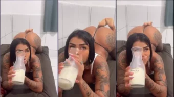 Dessa Delle de OnlyFans mostrando su famosa habilidad para beber leche con el culo afuera y usando microbragas