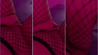Diabela disfrutando de su privacidad jugando con sus piernas cruzadas