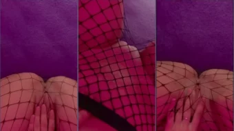 Diabela hace un vídeo casero masturbándose con unas sensuales braguitas