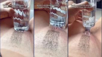 Elizabeth Borges sensualizándose con una copa en el coño