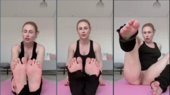 Emme White fue captada en Internet mostrando sus pies y su irresistible coño