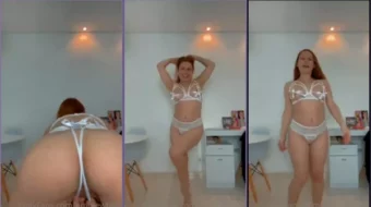 Emme White haciendo sensuales poses mostrando sus hermosas tetas y su intimidad