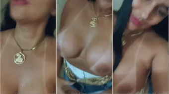 Fabi Duarte balanceándose y mostrando sus hermosas tetas bronceadas